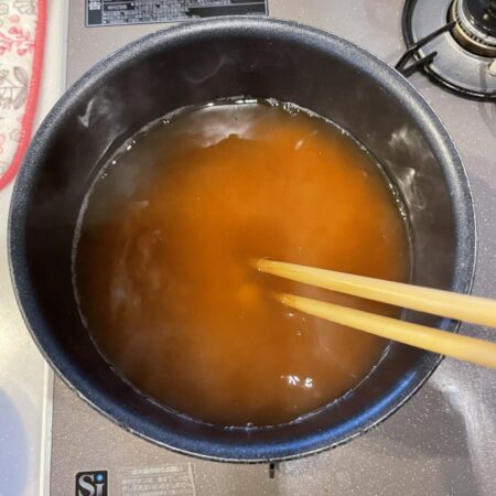 茶がゆの作り方　お米を入れてかき混ぜる